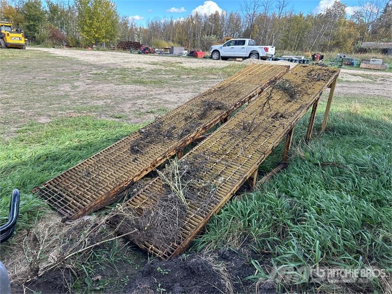 Quantity of (2) 2 ft x 12 ft x 41 in Steel Ramp Andre komponenter