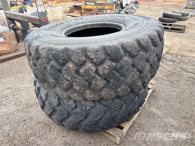 Quantity of (2) 20.5R25 Tires Gume, točkovi i felne