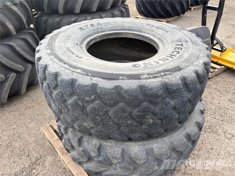 Quantity of (2) 20.5R25 Tires Gume, točkovi i felne