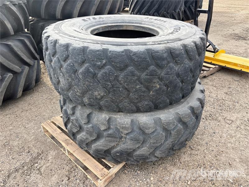 Quantity of (2) 20.5R25 Tires Gume, točkovi i felne