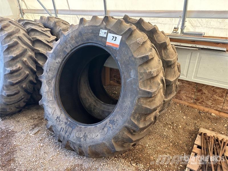  Quantity of (2) 20.8-38 Tires Banden, wielen en velgen