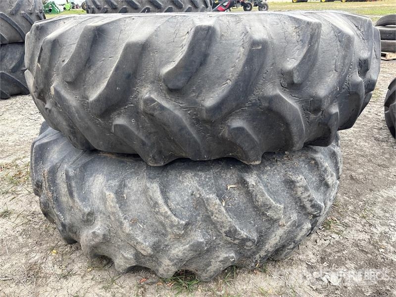 Quantity of (2) 20.8-38 Tires Gume, točkovi i felne