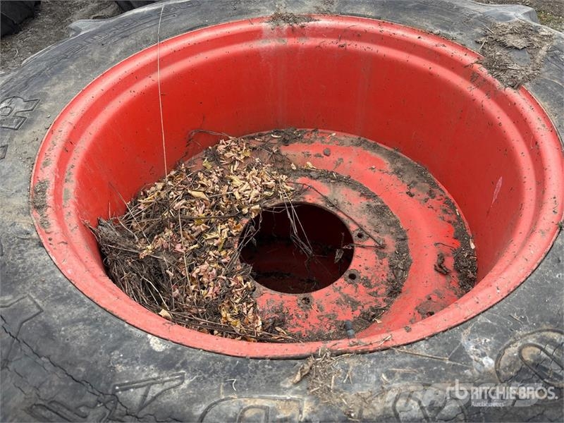 Quantity of (2) 20.8-38 Tires Gume, točkovi i felne