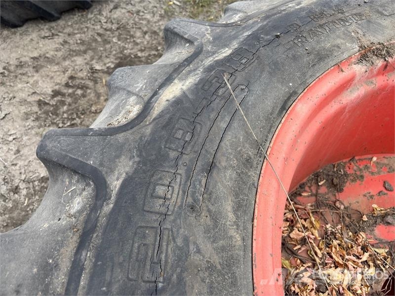 Quantity of (2) 20.8-38 Tires Gume, točkovi i felne