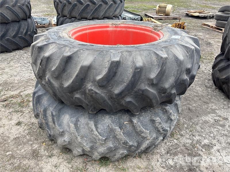 Quantity of (2) 20.8-38 Tires Gume, točkovi i felne