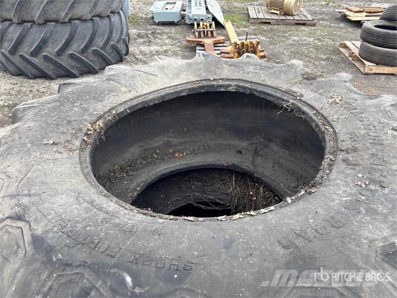  Quantity of (2) 23.1-30 Tires الإطارات والعجلات والحافات