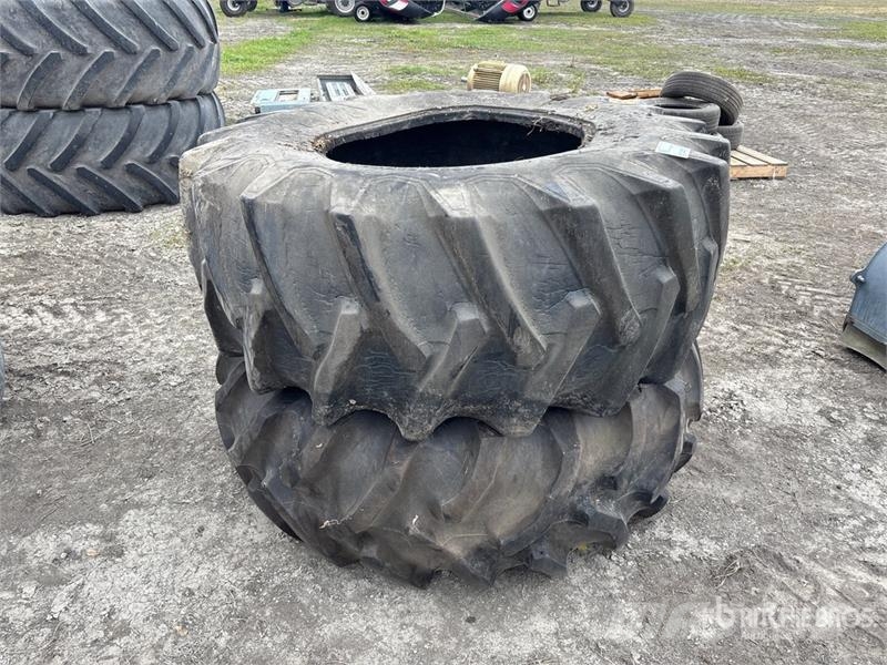  Quantity of (2) 23.1-30 Tires الإطارات والعجلات والحافات