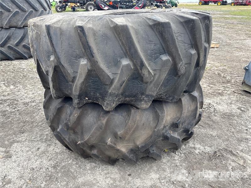  Quantity of (2) 23.1-30 Tires الإطارات والعجلات والحافات