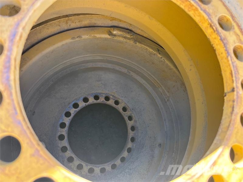 Quantity of (2) 23.5x25 Tires Gume, točkovi i felne