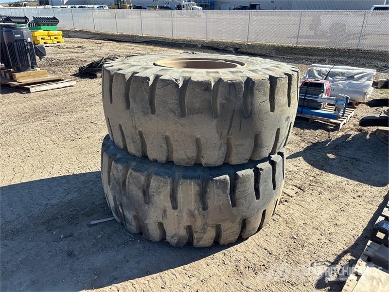 Quantity of (2) 23.5x25 Tires Gume, točkovi i felne