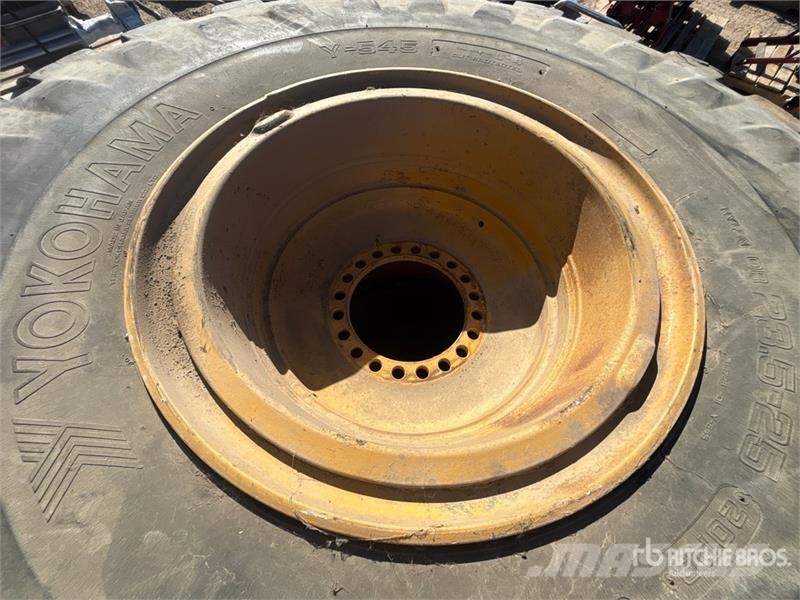 Quantity of (2) 23.5x25 Tires Gume, točkovi i felne