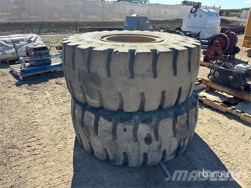 Quantity of (2) 23.5x25 Tires Gume, točkovi i felne