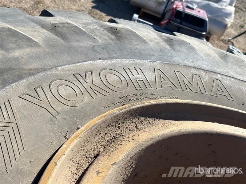 Quantity of (2) 23.5x25 Tires Gume, točkovi i felne