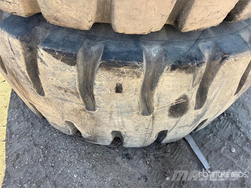 Quantity of (2) 23.5x25 Tires Gume, točkovi i felne