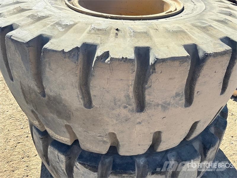 Quantity of (2) 23.5x25 Tires Gume, točkovi i felne