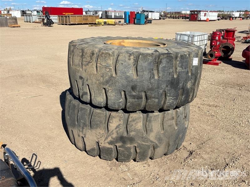 Quantity of (2) 23.5x25 Tires Gume, točkovi i felne