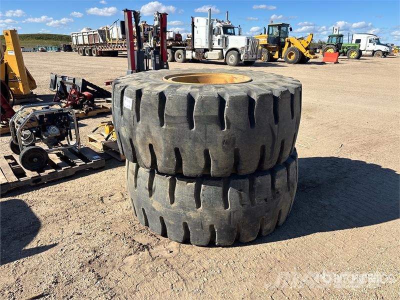 Quantity of (2) 23.5x25 Tires Gume, točkovi i felne