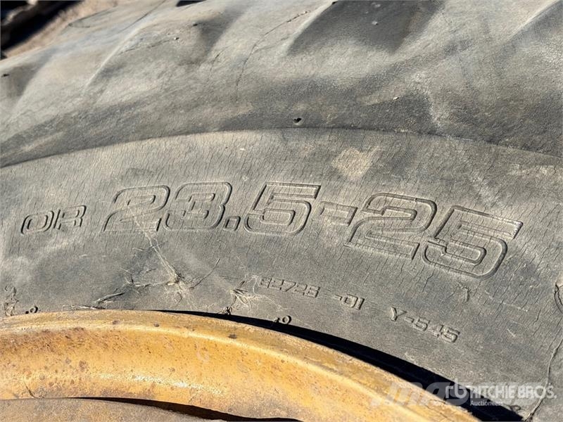 Quantity of (2) 23.5x25 Tires Gume, točkovi i felne