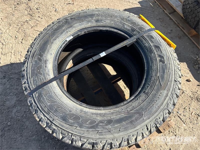 Quantity of (2) 245/70R17 Tires Gume, točkovi i felne