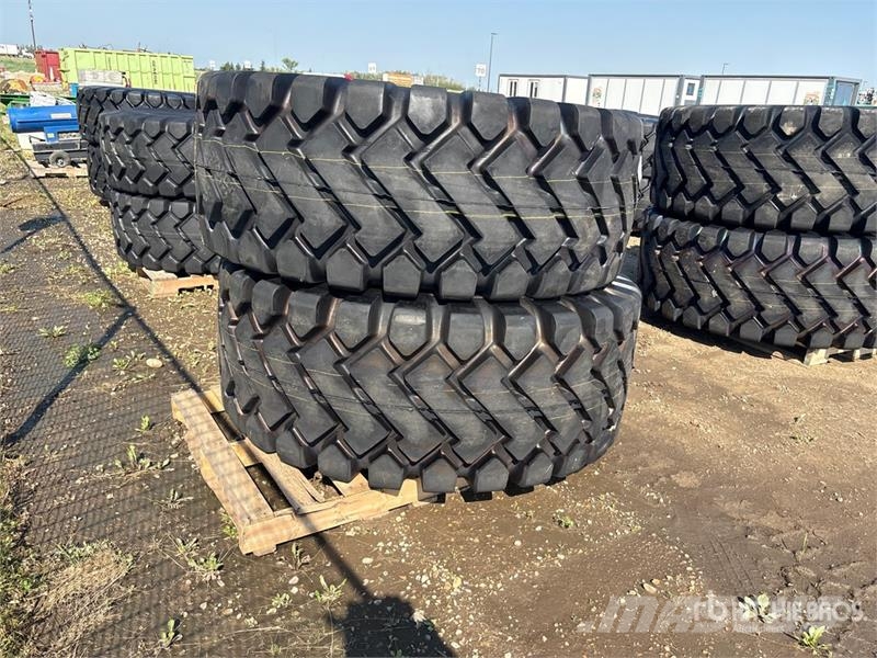 Quantity of (2) 26.5x25 Tires (Unused) Opony, koła i felgi
