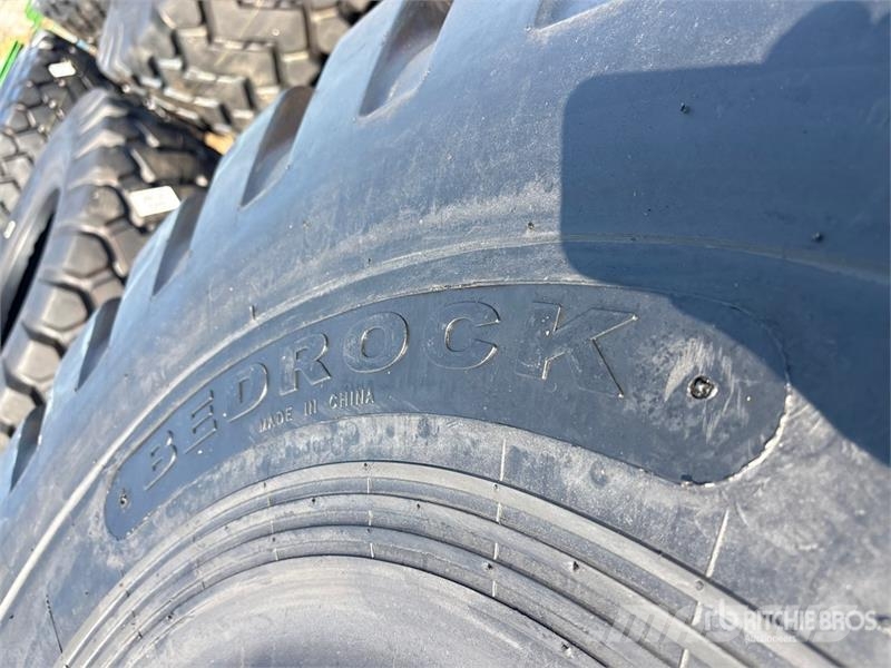 Quantity of (2) 26.5x25 Tires (Unused) Opony, koła i felgi
