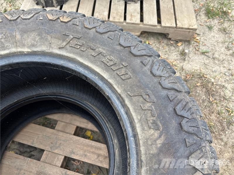 Quantity of (2) 275/70R18 Tires Gume, točkovi i felne