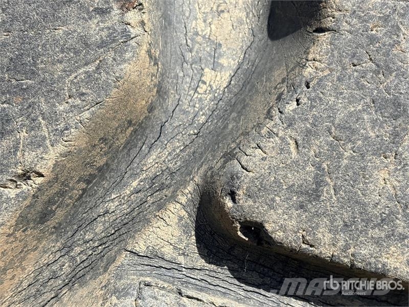 Quantity of (2) 29.5x25 Tires Opony, koła i felgi