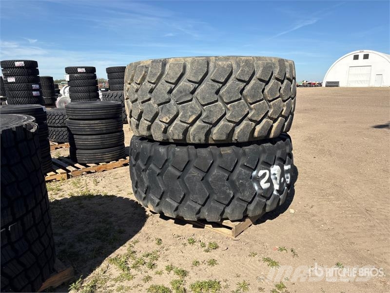 Quantity of (2) 29.5x25 Tires Opony, koła i felgi