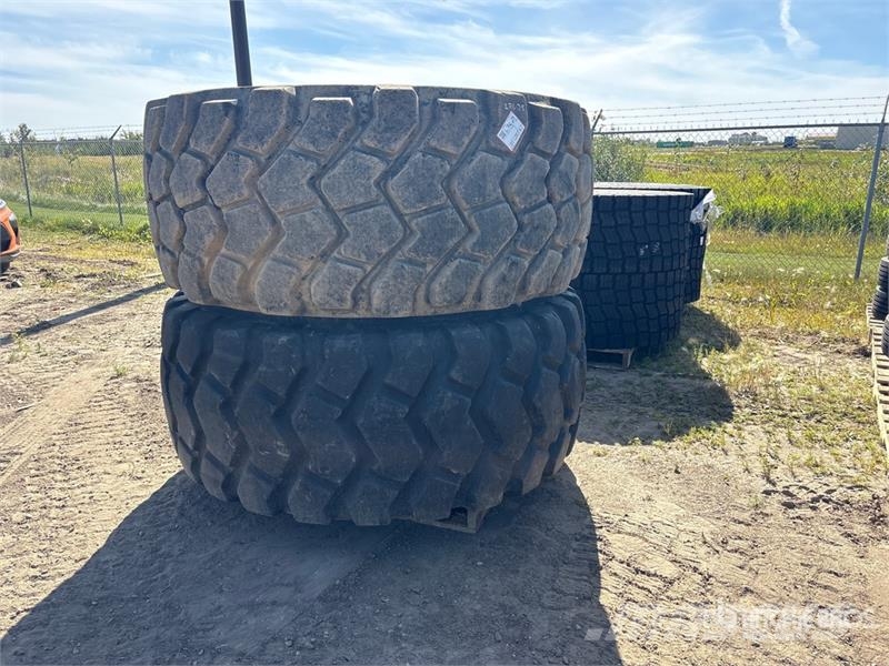 Quantity of (2) 29.5x25 Tires Opony, koła i felgi