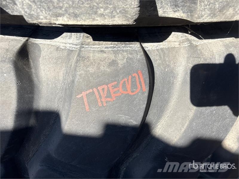  Quantity of (2) 29.5x25 Tires Gume, točkovi i felne
