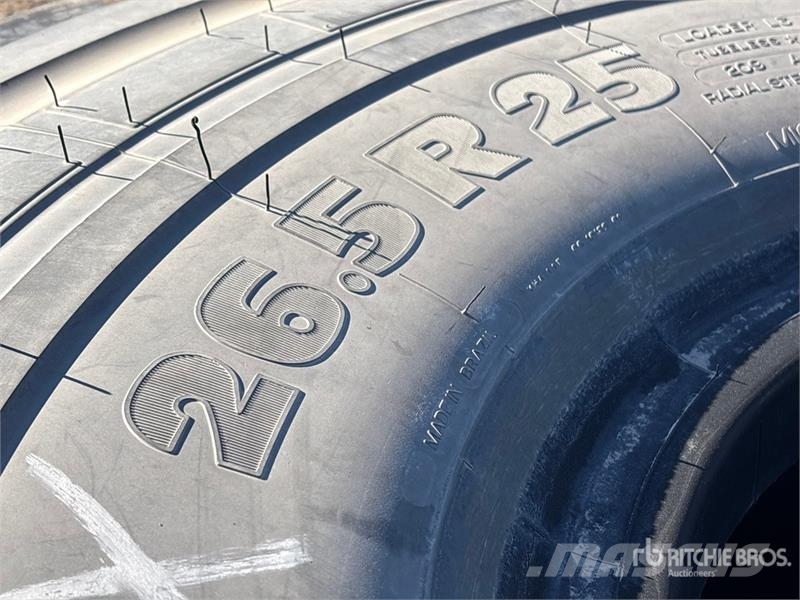  Quantity of (2) 29.5x25 Tires Gume, točkovi i felne