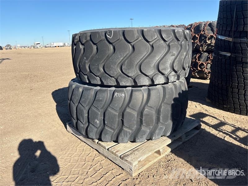  Quantity of (2) 29.5x25 Tires Gume, točkovi i felne