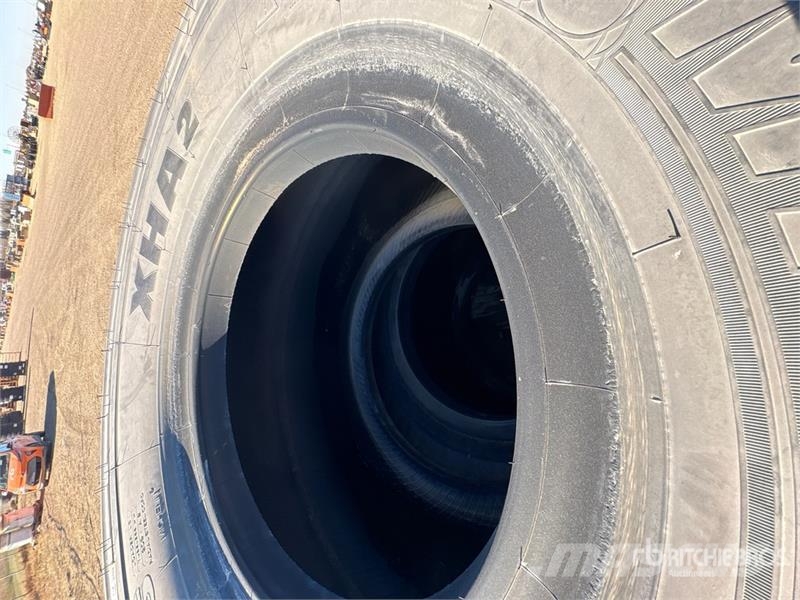  Quantity of (2) 29.5x25 Tires Gume, točkovi i felne