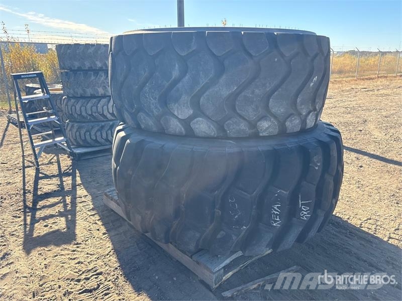  Quantity of (2) 29.5x25 Tires Gume, točkovi i felne