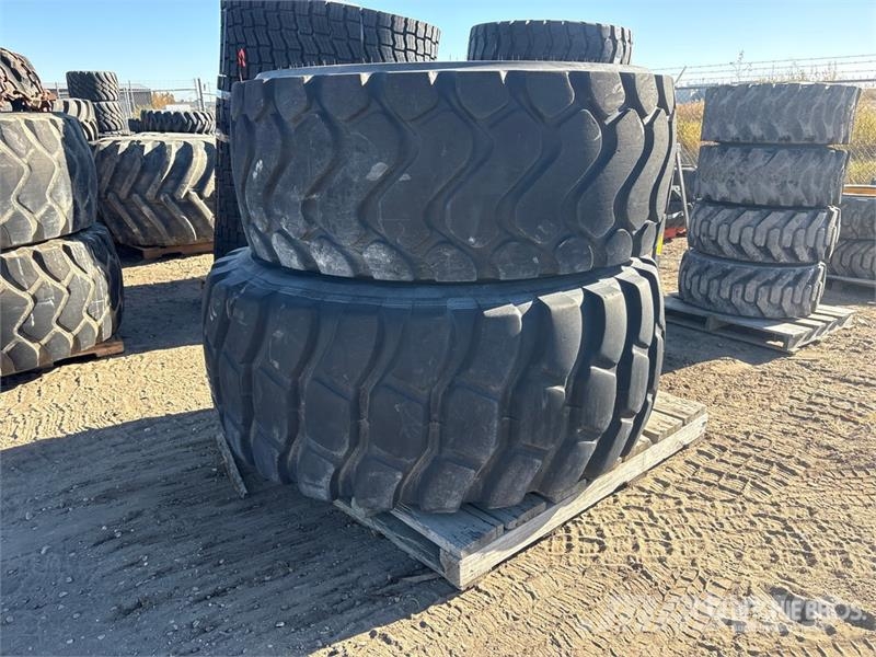  Quantity of (2) 29.5x25 Tires Gume, točkovi i felne
