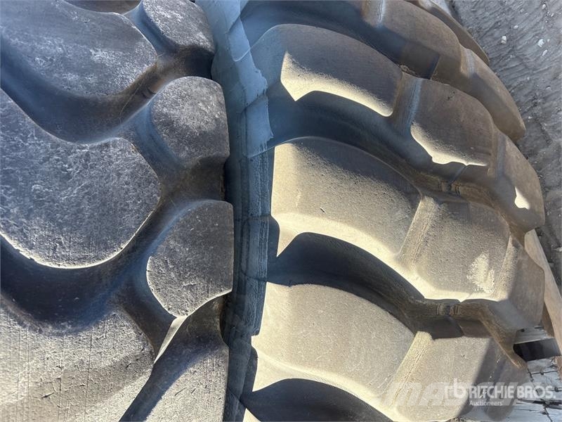  Quantity of (2) 29.5x25 Tires Gume, točkovi i felne