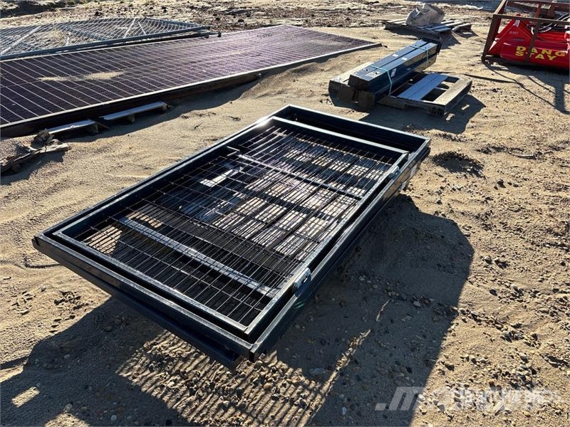  Quantity of (2) 2W Residential Mesh Gate ماكينات زراعية - غير ذلك