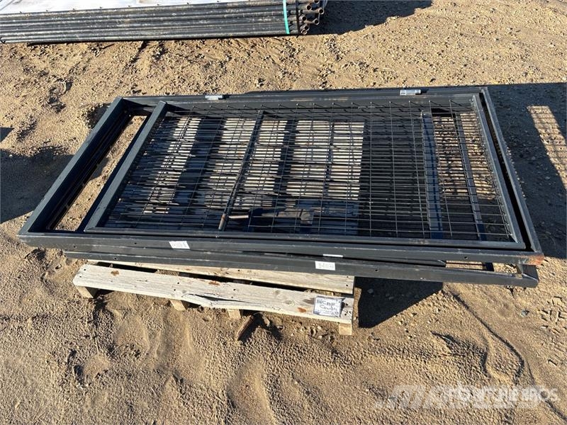  Quantity of (2) 2W Residential Mesh Gate ماكينات زراعية - غير ذلك