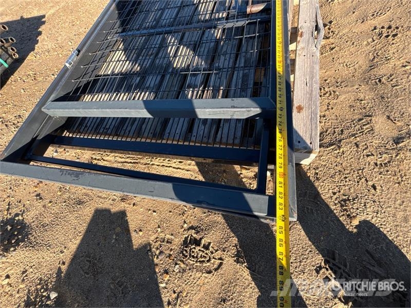  Quantity of (2) 2W Residential Mesh Gate ماكينات زراعية - غير ذلك