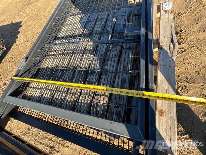  Quantity of (2) 2W Residential Mesh Gate ماكينات زراعية - غير ذلك