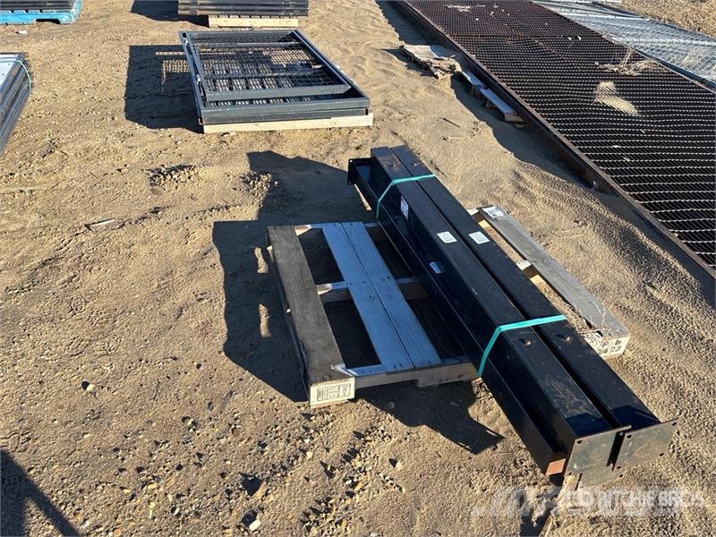  Quantity of (2) 2W Residential Mesh Gate ماكينات زراعية - غير ذلك