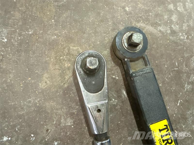 Quantity of (2) 3/4 in Drive Torque Wrenches مكونات أخرى