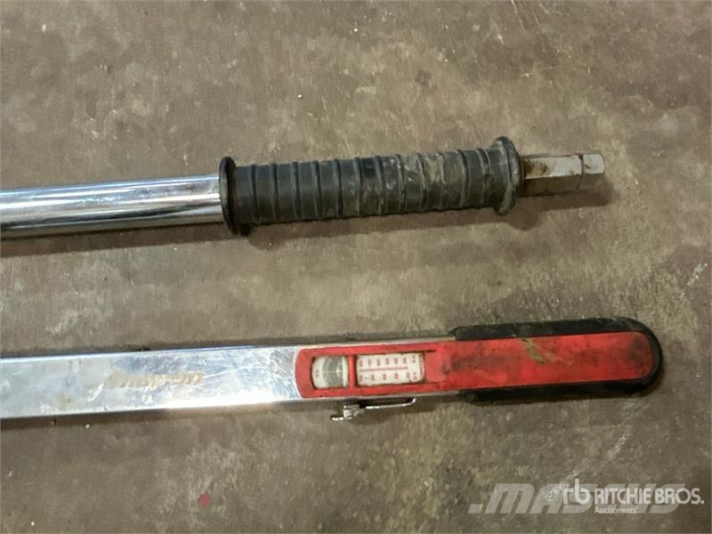 Quantity of (2) 3/4 in Drive Torque Wrenches مكونات أخرى