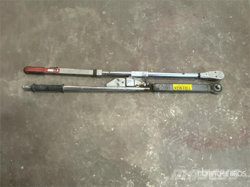 Quantity of (2) 3/4 in Drive Torque Wrenches مكونات أخرى