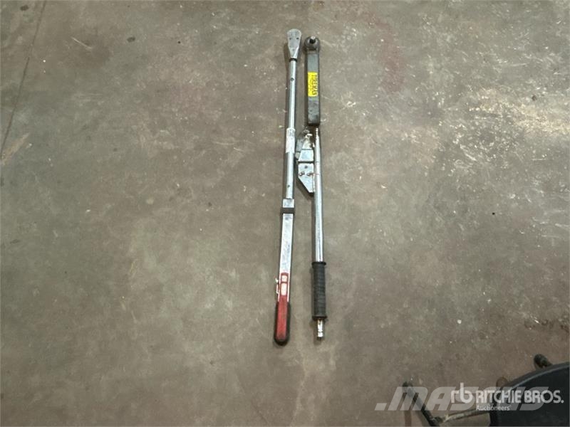 Quantity of (2) 3/4 in Drive Torque Wrenches مكونات أخرى