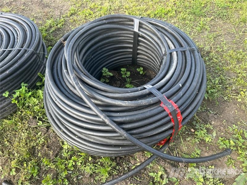 Quantity of (2) 3/4 in Utility Hoses Drugi deli