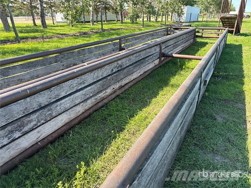  Quantity of (2) 30 ft Bunk Livestock Feeder 家畜飼料供給機