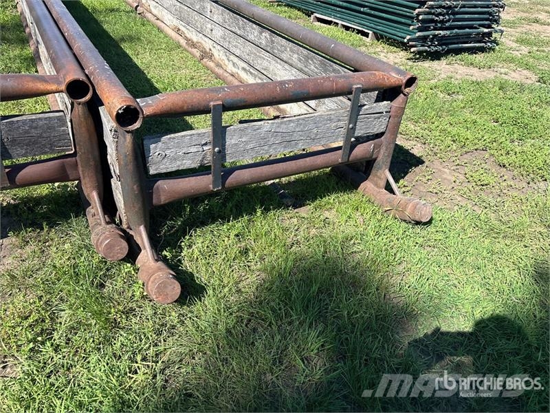  Quantity of (2) 30 ft Bunk Livestock Feeder 家畜飼料供給機