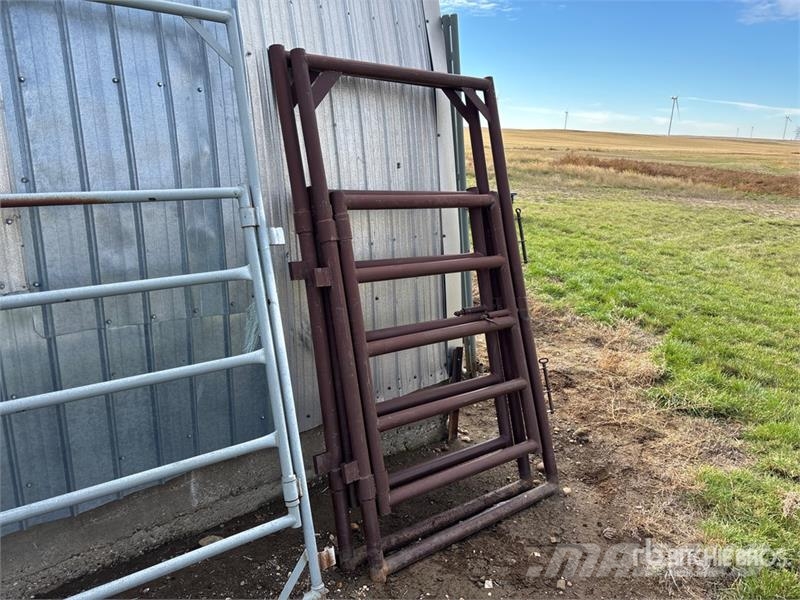  Quantity of (2) 4 ft Livestock Man Gate ماكينات وملحقات مواش أخرى