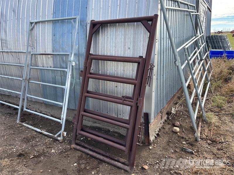  Quantity of (2) 4 ft Livestock Man Gate ماكينات وملحقات مواش أخرى